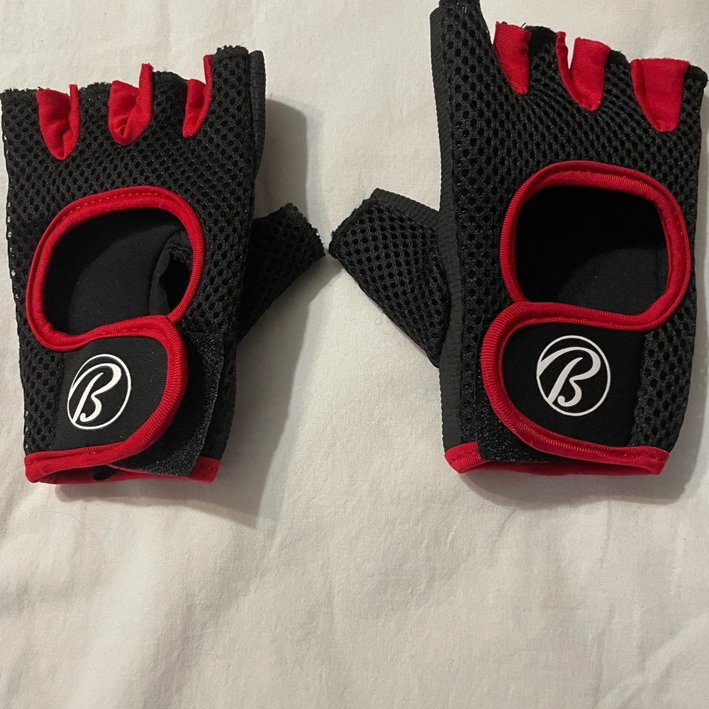 Women’s black and red fingerless workout gloves